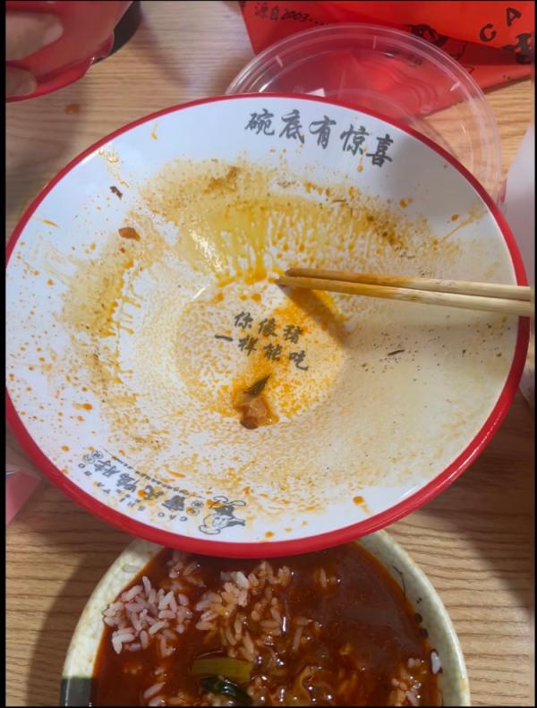 冠盈配资 曹氏鸭脖一连锁门店碗底印标语“你像猪一样能吃”引食客反感，门店老板致歉