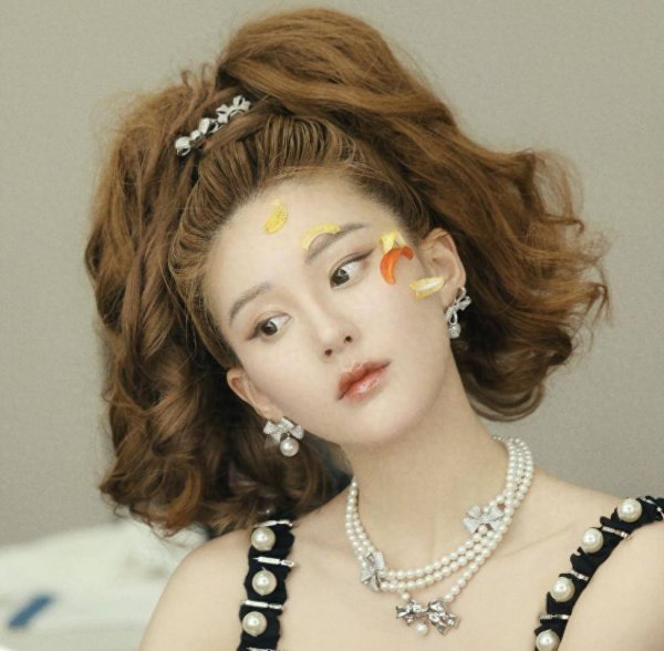 牛牛策略 赵露思向东家正式宣战！网友称其女版李明德，著名女编剧却力挺